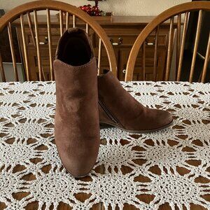 Women’s Sz. 8 W Arizona Jean Co. Taupe Gale Zipper Booties with Memory Foam